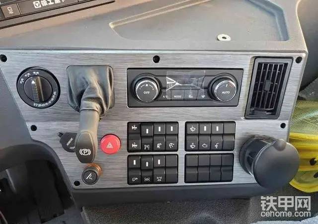 車輛工作臺(tái)做工粗狂大方，各按鍵圖標(biāo)清晰明了，觸手可及，面板采用灰底拉絲工藝，給人帶來比較高的駕駛體驗(yàn)。自動(dòng)空調(diào)讓駕駛員無需頻繁手動(dòng)操作。