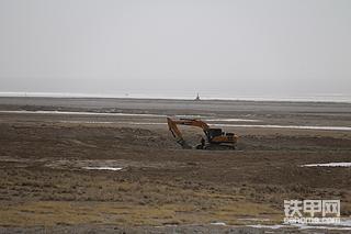 青海茶卡盐湖附近的挖机