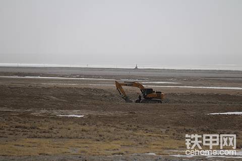 青海茶卡盐湖附近的挖机