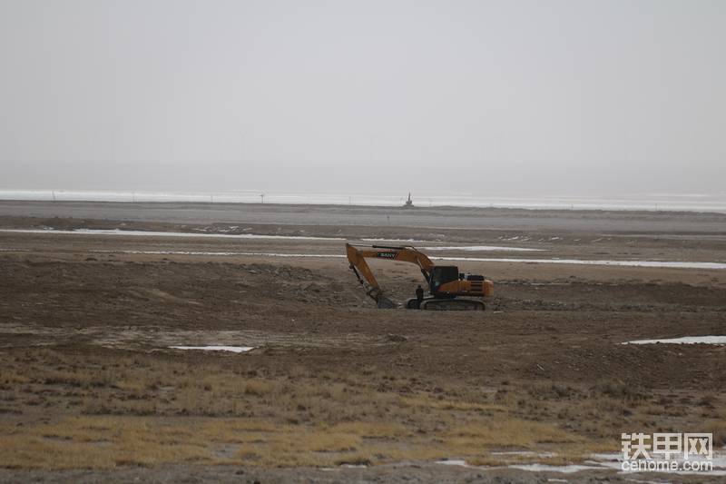 青海茶卡盐湖附近的挖机-帖子图片