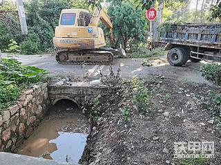 铁甲小挖清理公路边沟