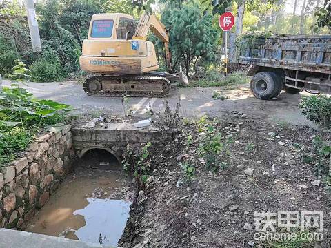 鐵甲小挖清理公路邊溝