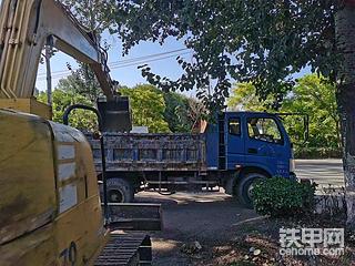 铁甲小挖清理公路边沟