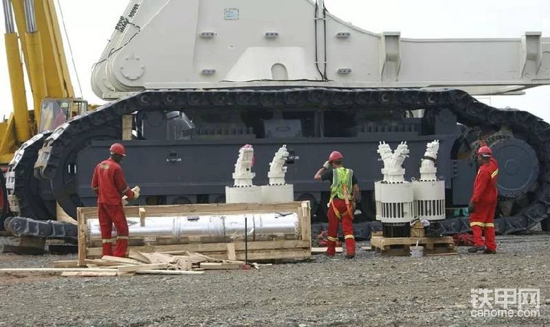 機器1000噸 物理學這個重量在土地上要下沉 他的履帶可以自行調節(jié)安裝2米寬鏈。