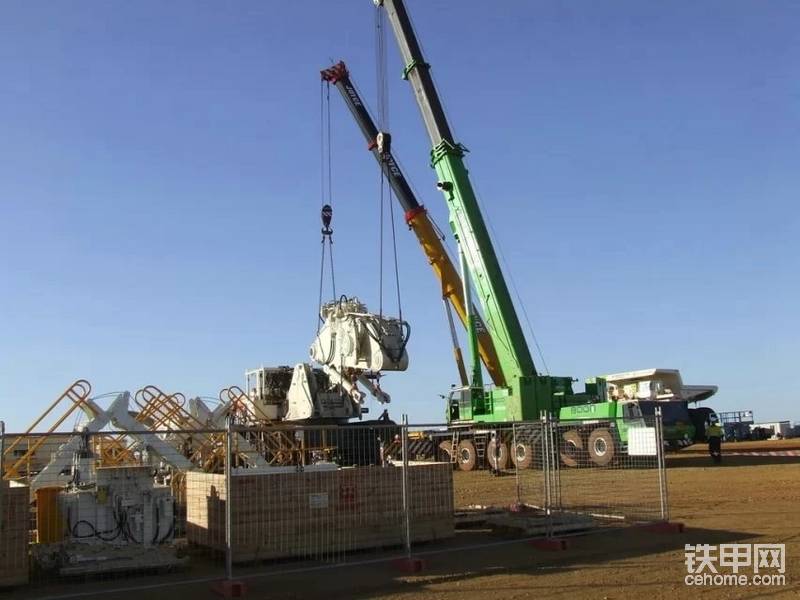 液压油是血液 液压泵就是心脏 8个主泵，液压油每个泵每分钟是920升，移动的时候每分钟需要泵油920升