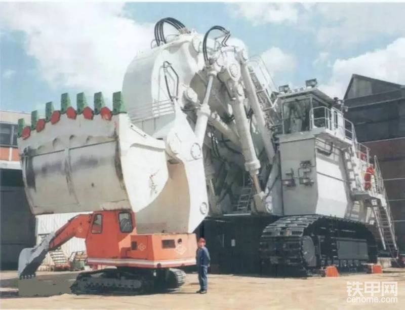 這個是普通挖掘機，如果他一用勁 就像捏死一個螞蟻差不多