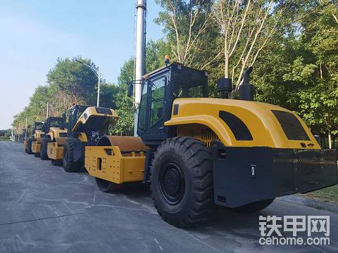 俄罗斯大订单，2台超大功率推土机，4台压路机