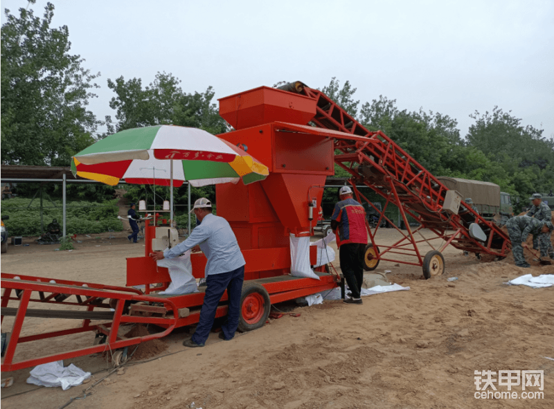 應(yīng)急搶險設(shè)備--一體式智能沙袋裝袋機(jī)（裝運機(jī)）-帖子圖片