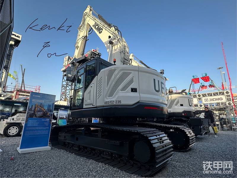 XE235UCR 美IV Final排放
徐工的新型號，針對北美市場設(shè)計的XE235UCR。進口康明斯加川崎泵閥，可惜回轉(zhuǎn)是國產(chǎn)。鏈板加寬設(shè)計，手柄特別重。為了適應(yīng)北美市場，徐工還是下了不少功夫。