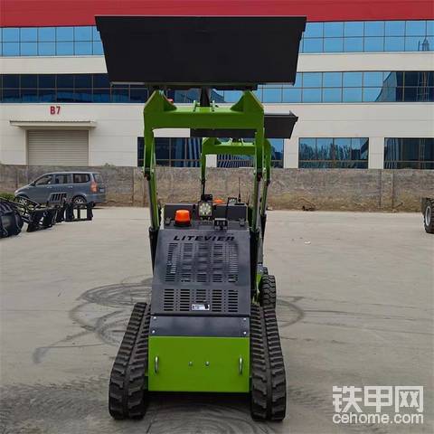 遙控滑移裝載機(jī)矮體微型鏟車操作靈活