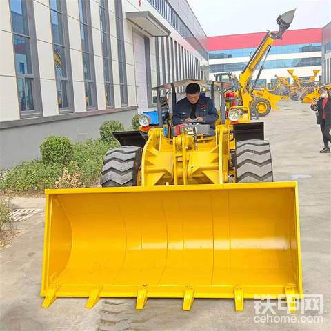 煤礦用側(cè)翻斗井下裝載機低矮車身無煙塵