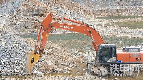 破碎锤氮气包底座漏油的原因及解决方案