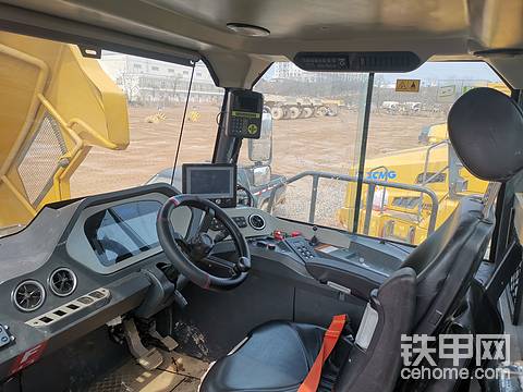 徐工铰接式自卸车