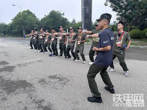 这是弓步冲拳