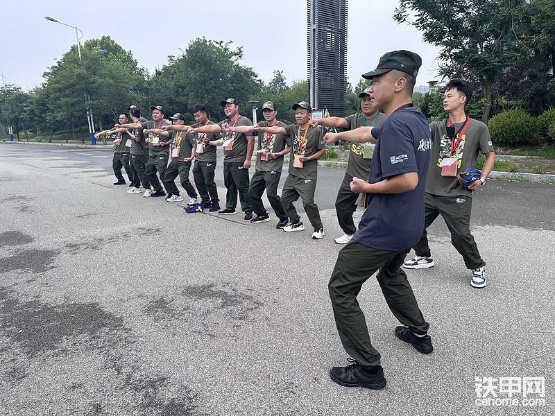 这是弓步冲拳