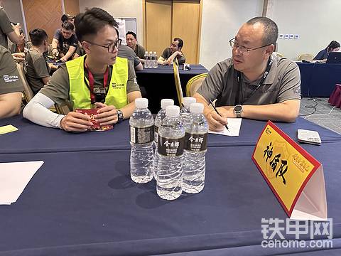 队长正在沟通未来理想的工程机械设备