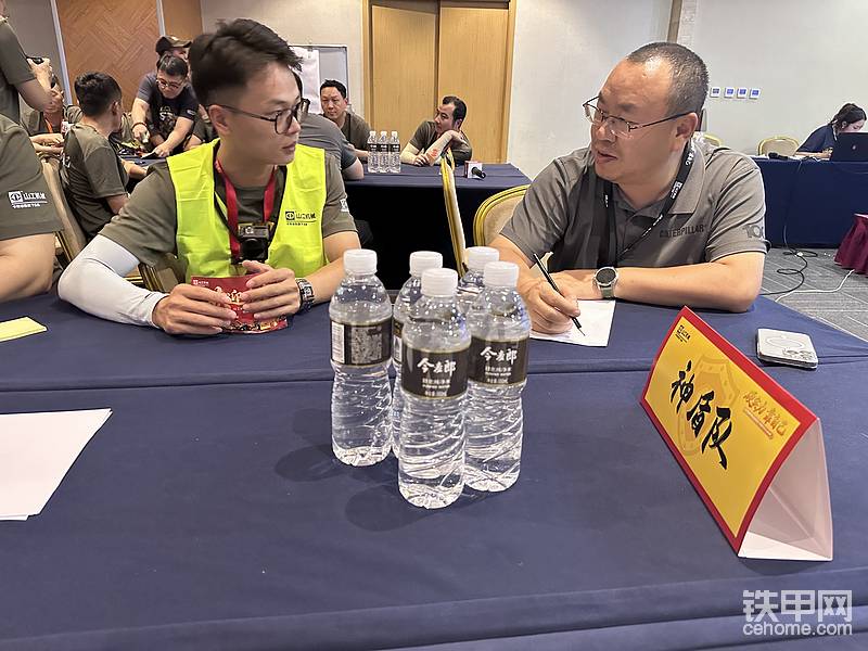 队长正在沟通未来理想的工程机械设备