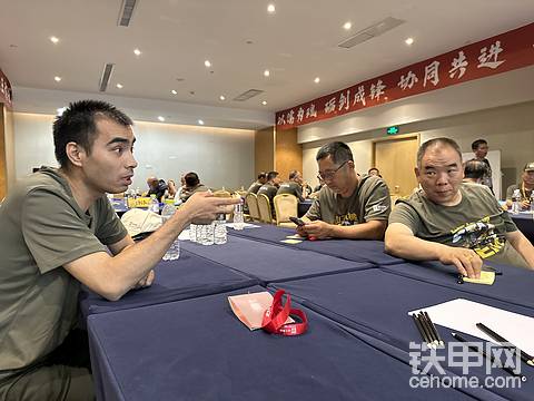单位大客户说,无人化施工越来越多,养的操作手越来越少了