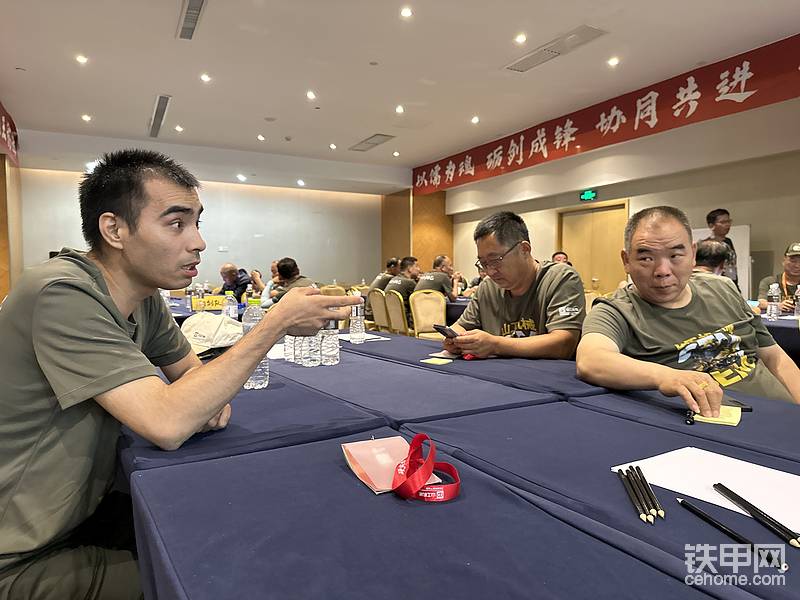 单位大客户说，无人化施工越来越多，养的操作手越来越少了