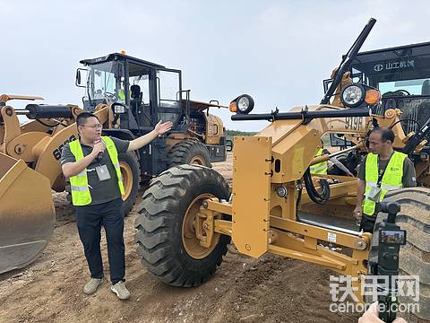张老师登场讲解919平地机啦,山工平地机的后桥是自制的<img class="smiley" src="/img/smiley/new/tiejia50.gif"><img class="smiley" src="/img/smiley/new/tiejia50.gif"><img class="smiley" src="/img/smiley/new/tiejia50.gif">