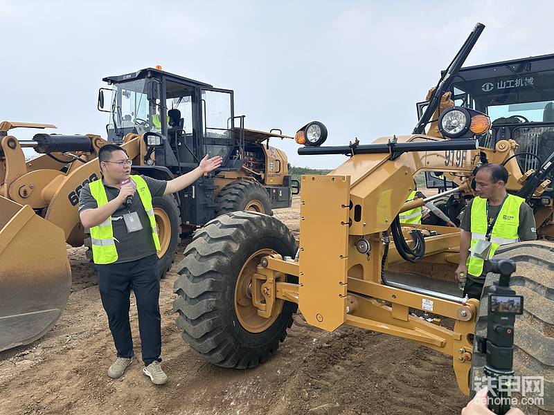 张老师登场讲解919平地机啦，山工平地机的后桥是自制的<img class="smiley" src="/img/smiley/new/tiejia50.gif"><img class="smiley" src="/img/smiley/new/tiejia50.gif"><img class="smiley" src="/img/smiley/new/tiejia50.gif">
