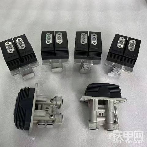 挖掘机现代R55VS 60VS 75VS 215VS/225VS行走脚踏阀总成欢