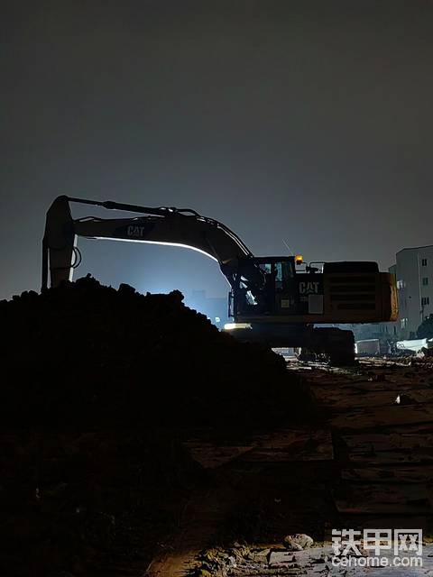 挖机夜景