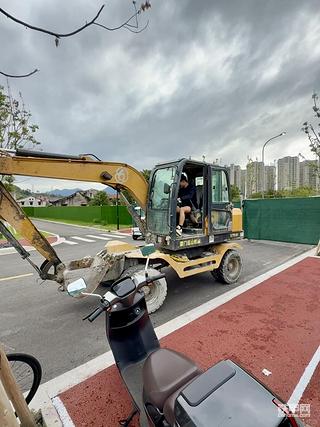 把学校的挖掘机开走了 估计又要挨处分了