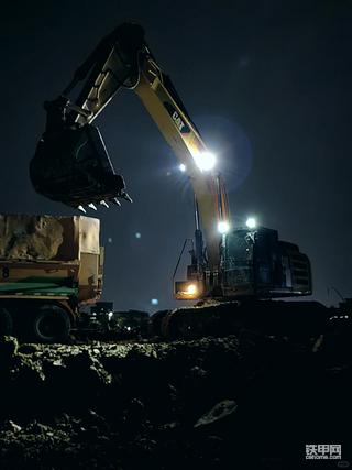 挖机夜景