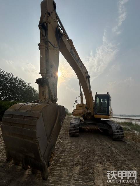 和挖掘机大眼瞪小眼