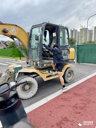把学校的挖掘机开走了 估计又要挨处分了
