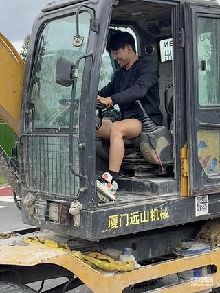 把学校的挖掘机开走了 估计又要挨处分了