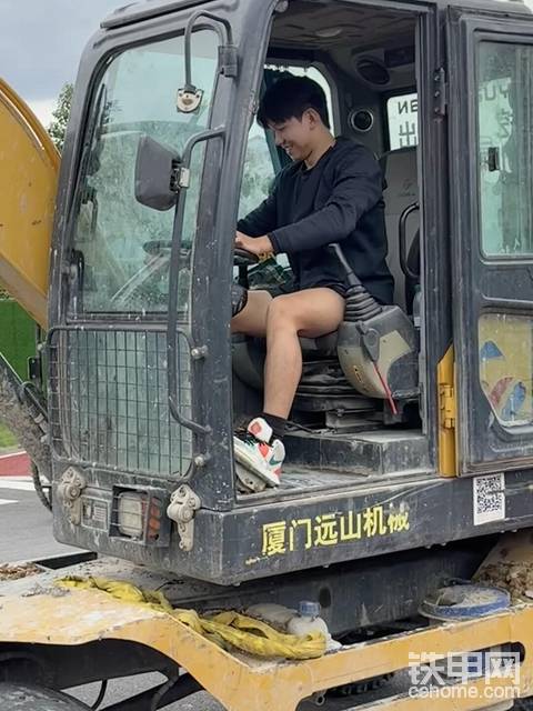 把学校的挖掘机开走了 估计又要挨处分了