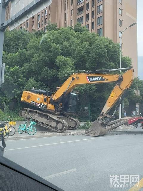 挖掘机：妈妈我到站了，准备开工