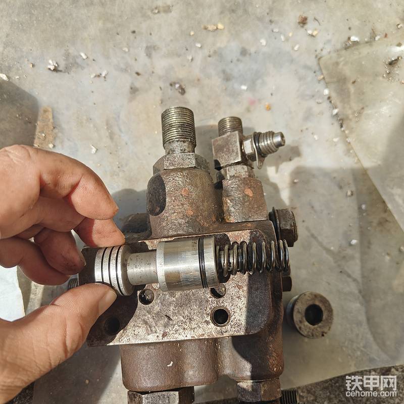 此腔室是阀体换向腔室，当系统压力达到15mpa时，阀芯换向不向蓄能器冲液，由o口像先导系统供油（也有向散热系统供油）
注意阀芯上的矩形圈，这是一个主要的故障点，当矩形圈老化或者磨损后，系统就会出现不向蓄能器充液的制动系统故障。
