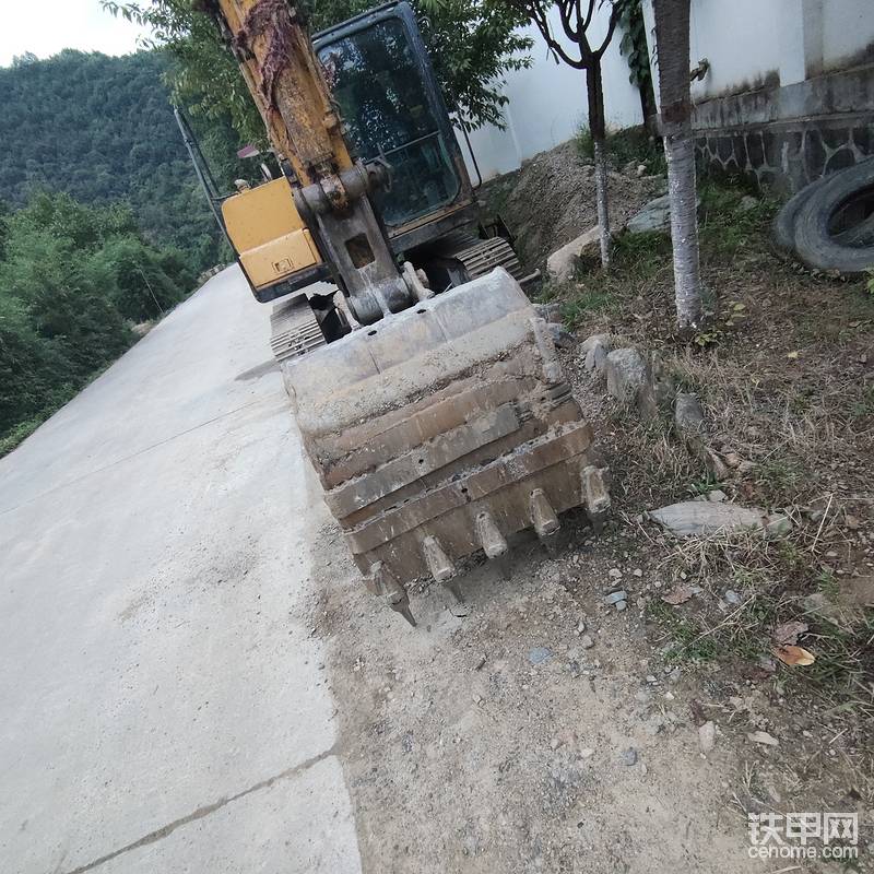 JCM908配康明斯B3.3，马上一万四了，动力澎湃，不烧机油，不高温。不挑油，吃粗粮干重活。保养便宜，18升机油正好可以换两次。我们这边冬天最冷零下十几度，不预热。一马达着车。夏天最高36度，干重活，开空调。水温不超78度。康明斯值得信赖。