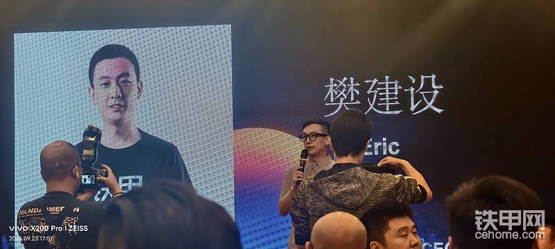 这次的工程机械展会的主题
高端绿色，智慧未来
现在智能化越来越智能
现在的工作越来越标准，所有的智能辅助系统都是让司机师傅施工更轻松，让挖机老板能看到施工状态
科技改变生活，创新引领未来