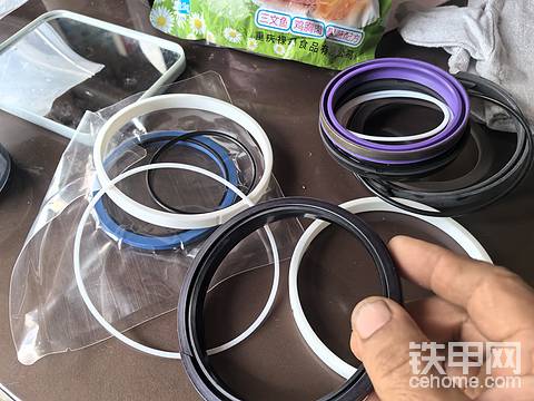 修挖机省钱的第一部-更换油封油封