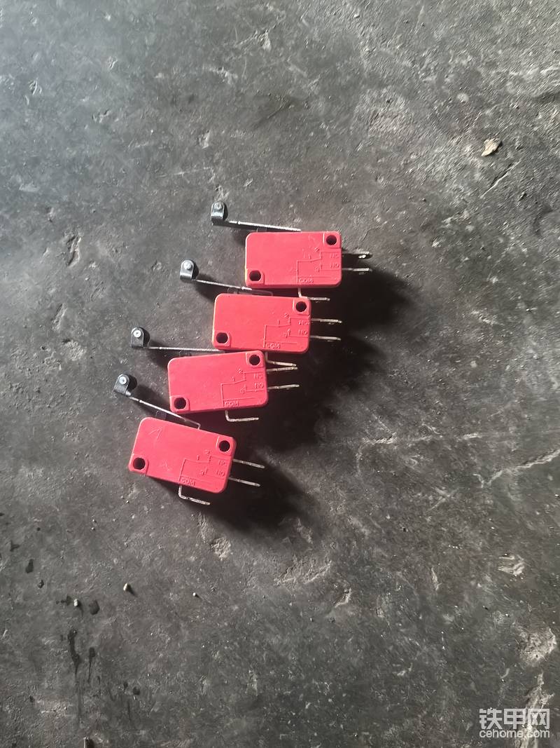 我现在都是用的这种，进口欧姆龙微动开关，怎么拆怎么装就完事了，三个脚，一个常开开关，一个常闭开关，我们用的基本上是常开这个确点，