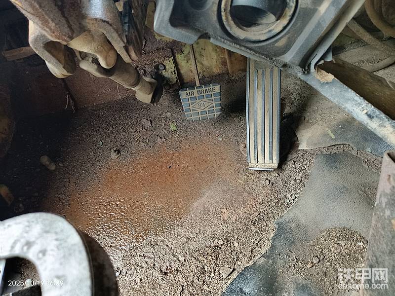 这个车只有两个踏板,应该是自动挡的