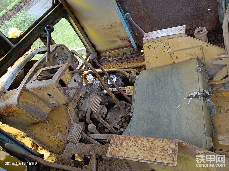 推土机驾驶室内部