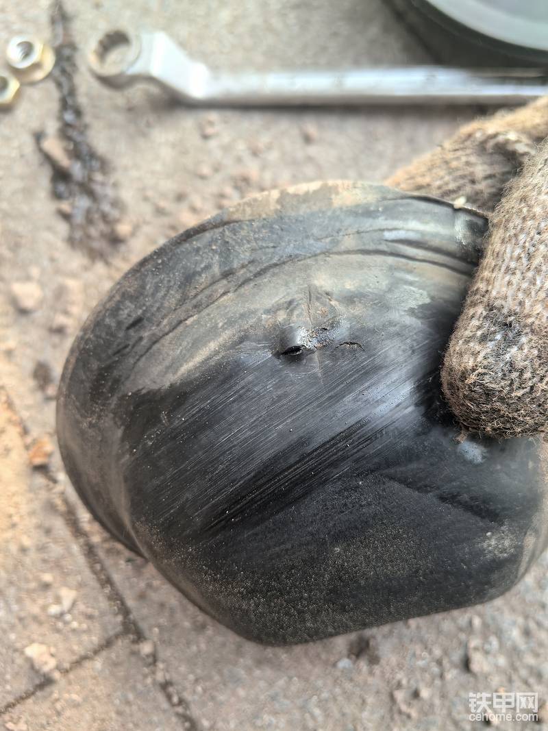 旧皮碗果然破了一个洞,这个皮碗都是几年前换的,这个皮碗都不知道是好多年前买的,旧的还不能扔,留着有大用处