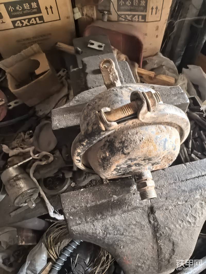 台钳上夹紧分泵,把分泵卡箍螺丝上紧,装到轮挖上就可以了,最后上一个费用