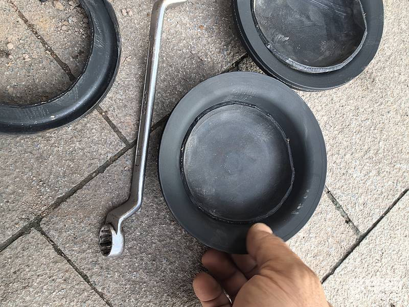 把旧皮碗底部剪下来,垫到新皮碗上,这样新皮碗就不直接和分泵铁盘直接连接,就不会有磨损,这一点是核心中的核心,