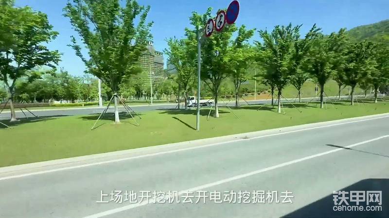 想知道开一次电动挖机是什么体验吗？镜头带着大家走进三一重机的电动节现场，一同探寻答案。今天是三一重机的电动节，他来到现场，准备体验各类电动工程设备。