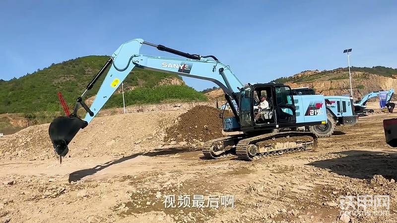 视频最后，他给大家抛了个问题：猜猜像这样一台电动挖掘机，大概能值多少钱呢？