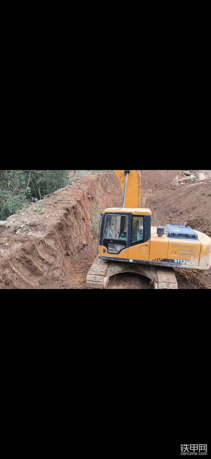 天天挖鱼塘，机身到处是泥巴