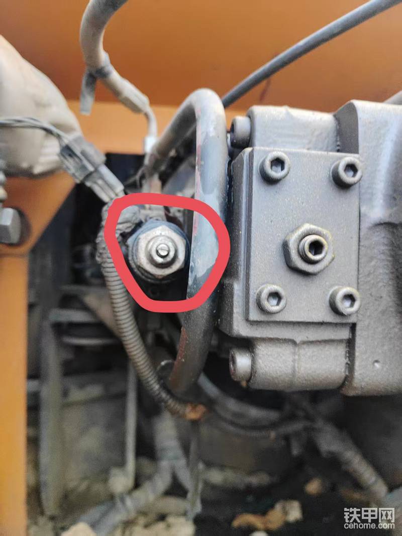 判断方法：把泵一，泵二上的比例电磁阀对调，看症状是否转移。转移，就确定是它的原因；症状依旧，再找其他原因