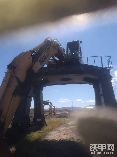 卖临工8成新高腿挖掘机，使用小时数很少