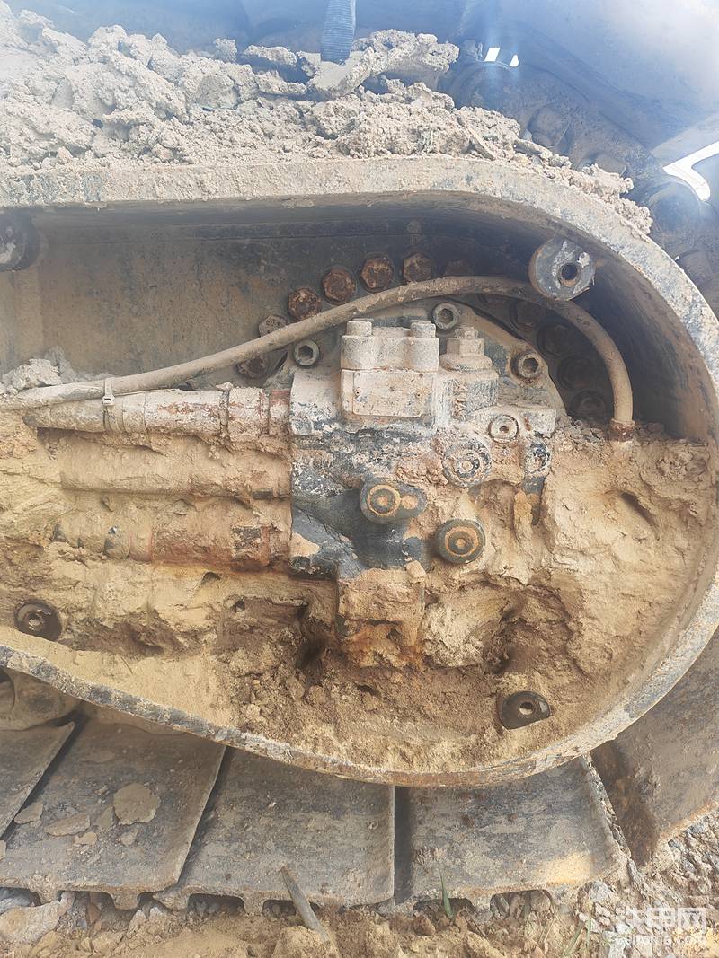 注意⚠️这个小管弯头腐蚀的比较严重，都敢用力搓，不知道哪天会不会漏油了